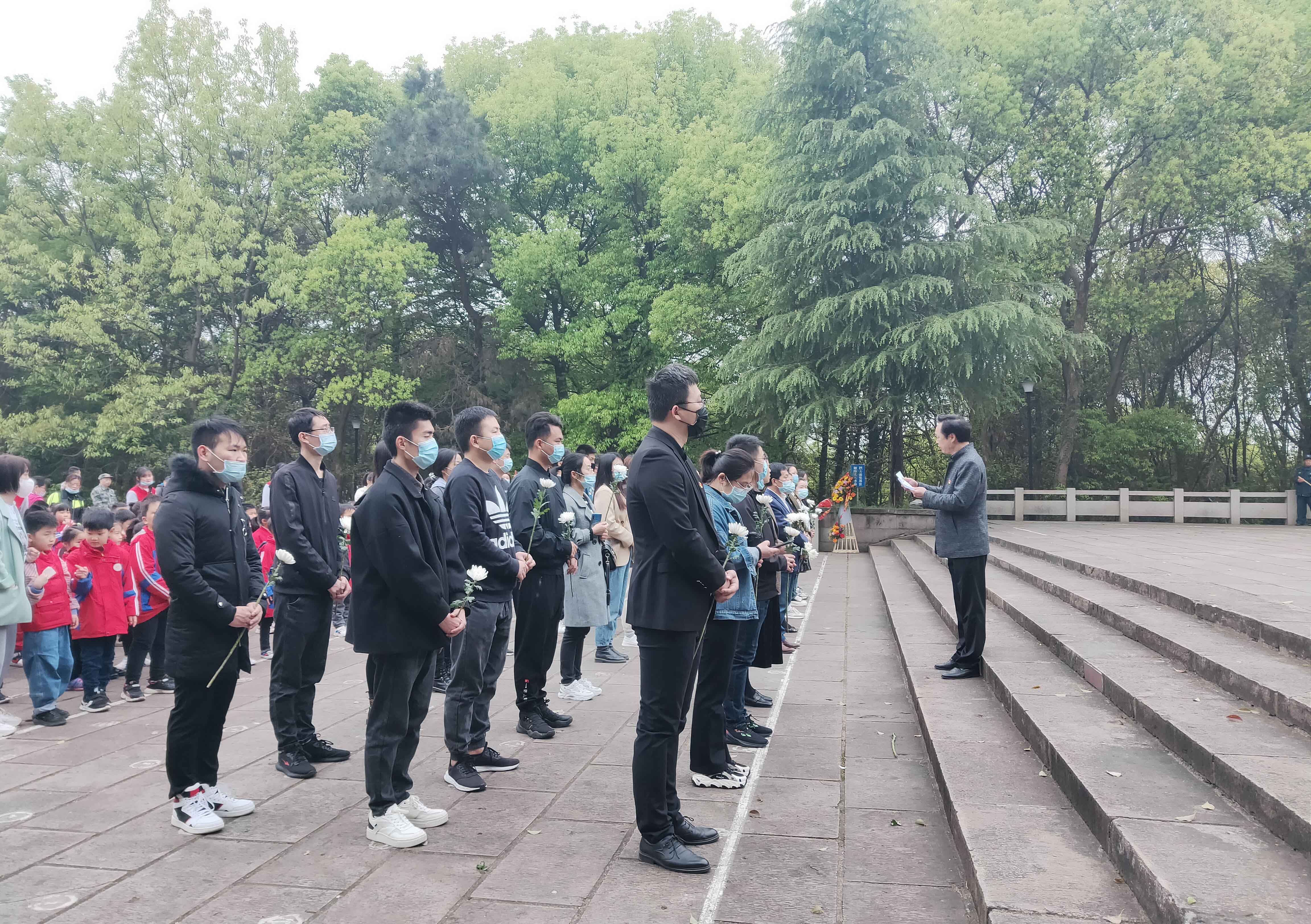 安徽人本文化開展祭掃烈士活動